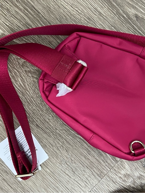 Lululemon Everywhere Sling Bag 2L Berry Rumble Gold Hardware Accents NWT - Picture 2 of 5